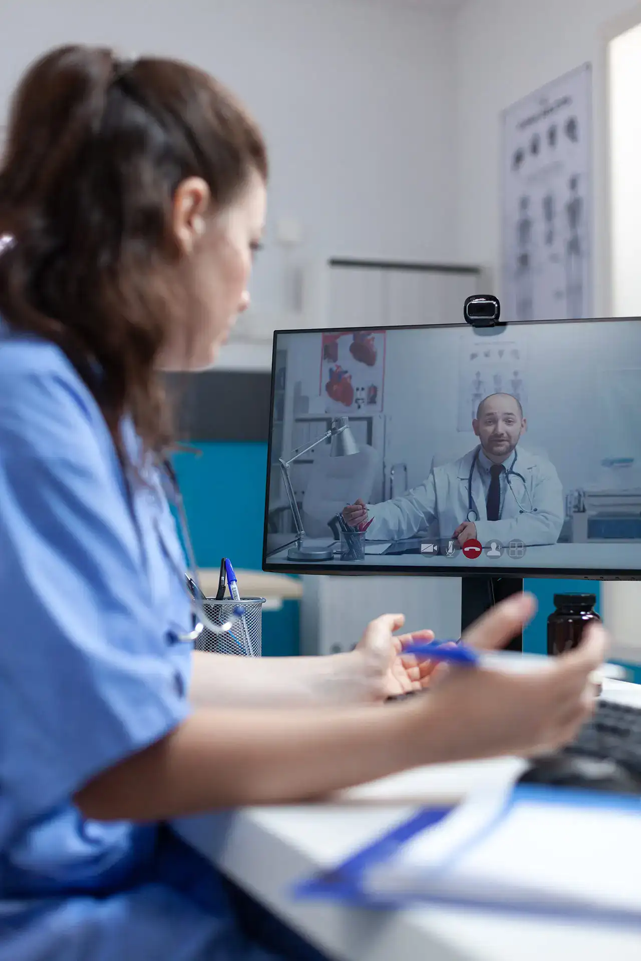 Visiones de la Sanidad en 2025.Las tecnologías digitales, como la telemedicina, se destacan como herramientas para mejorar el acceso y superar las limitaciones geográficas, asegurando una atención más equitativa en todo el país.