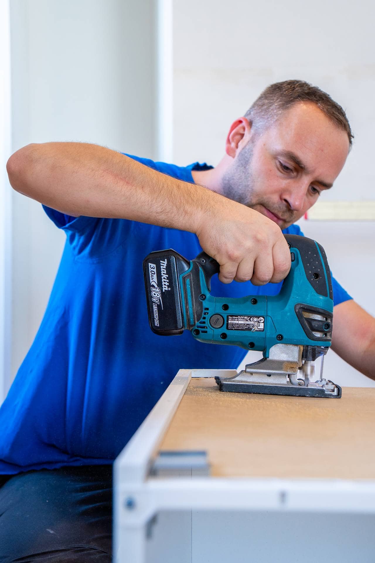 Tischler von Möbelmonteur Wien bei präziser Reparaturarbeit an maßgefertigten Möbeln.