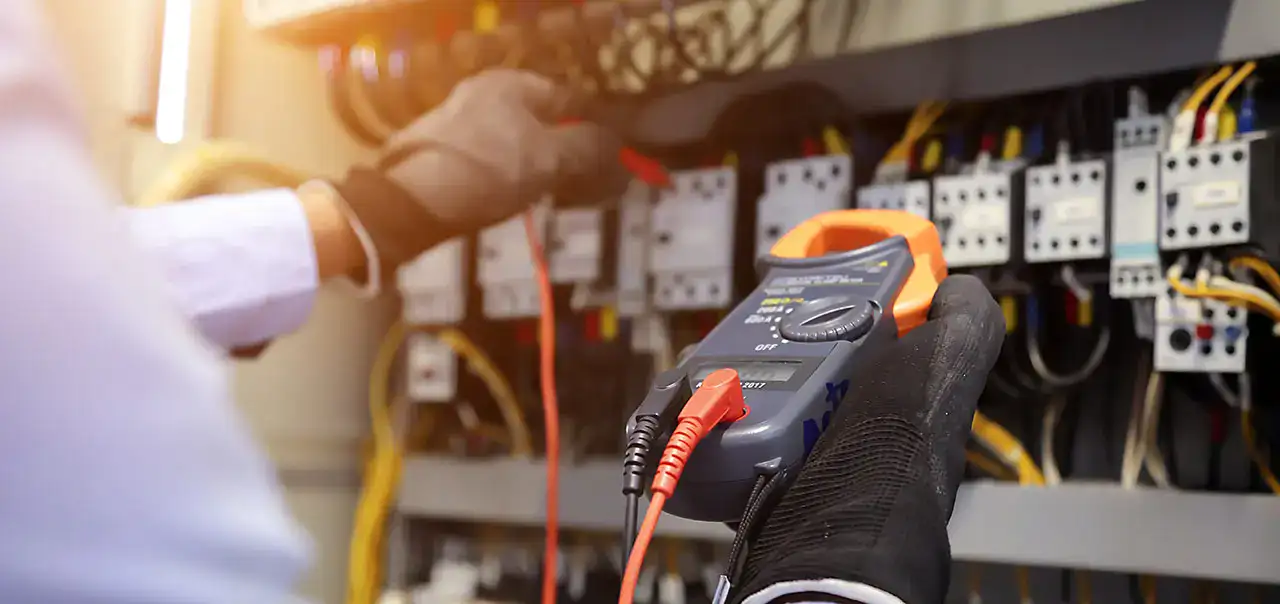 El mantenimiento eléctrico industrial comprende todas las acciones destinadas a garantizar el correcto funcionamiento, seguridad y eficiencia de los sistemas eléctricos dentro de un entorno productivo