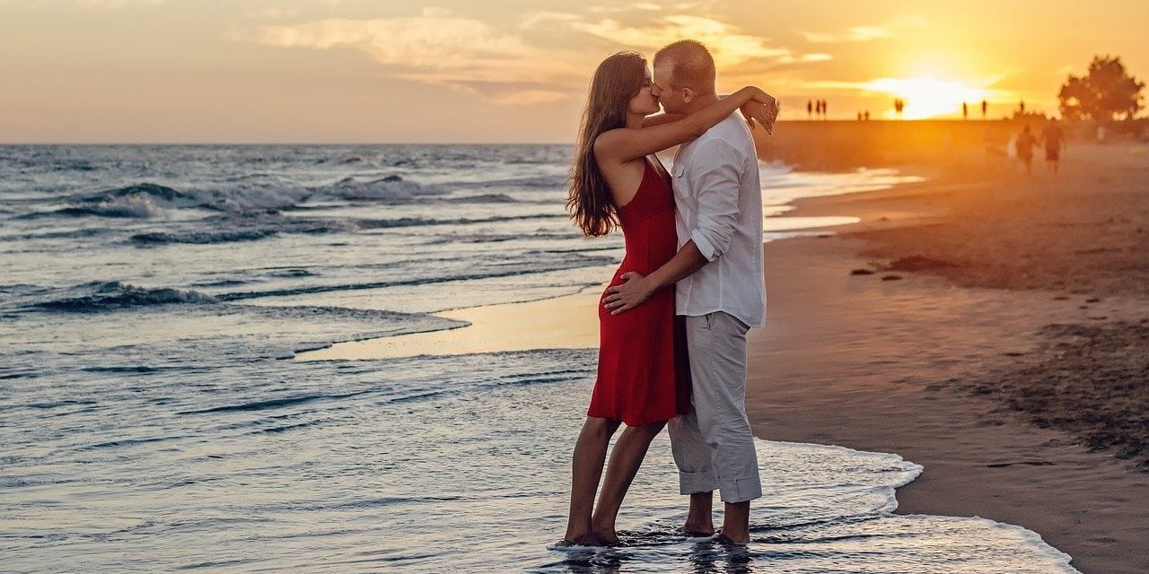 verliebtes Paar, Hochzeitsreise, Flitterwochen, Strand, Sonnenuntergang
