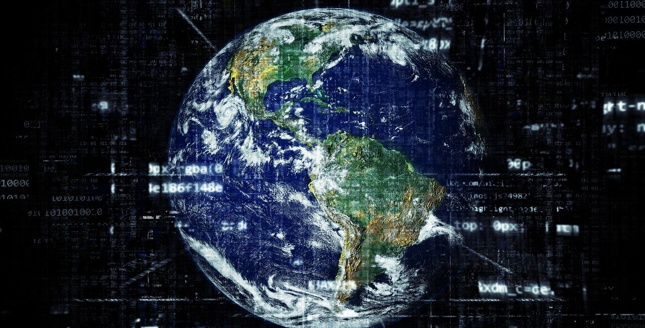 Globale Erdkugel mit digitalem Code im Hintergrund – Symbol für weltweiten IT-Support, kontinuierliche Wartung und sichere Systemlösungen in einer vernetzten Welt.