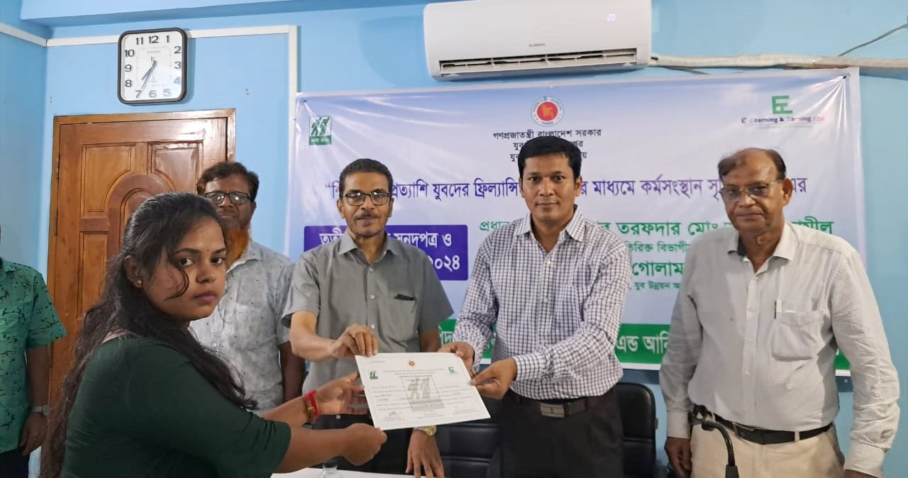 রাজশাহীতে সনদ ও ভাতা পেলেন ফ্রিল্যান্সিং প্রশিক্ষণার্থীরা