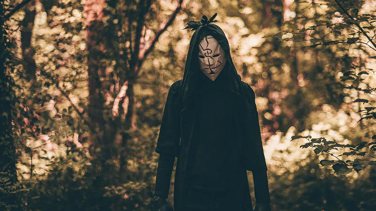 Sleep Token, studio plongé dans l’ombre, partitions déchirées, 2025