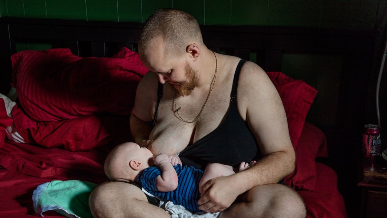 hombre trans amamantando artificialmente a bebé