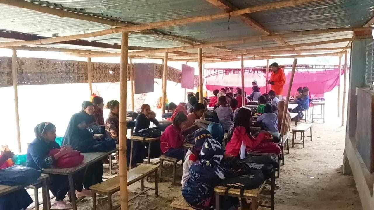 শ্রীপুরে তীব্র শীতে ঝুপড়ি ঘরেই চলছে পাঠদান