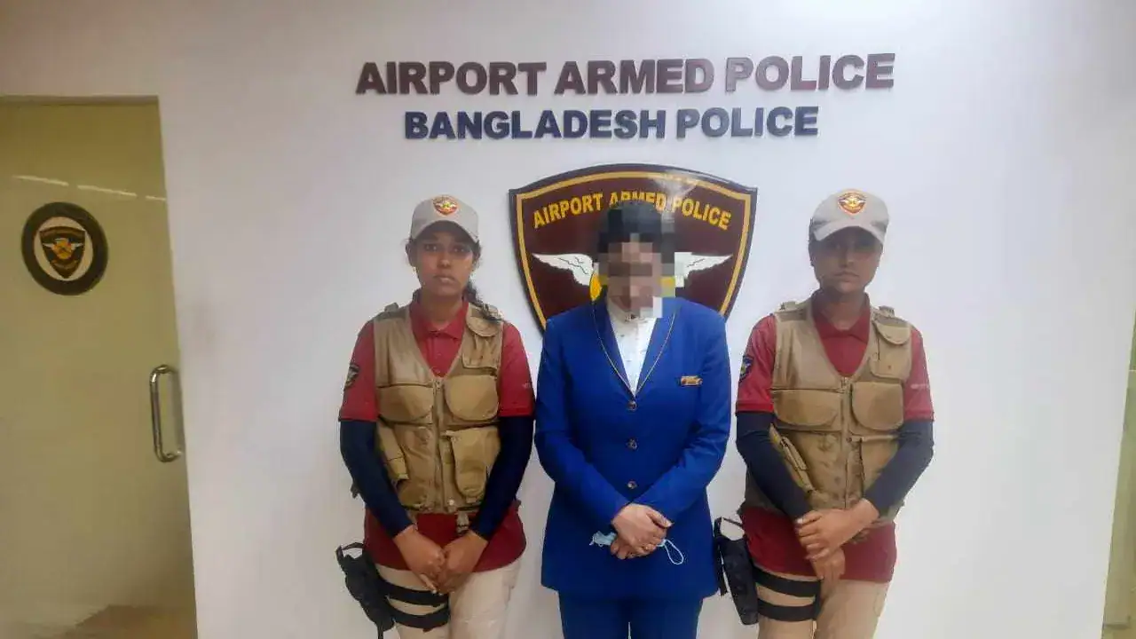 কোটি টাকার সোনাসহ বিমানবালা আটক