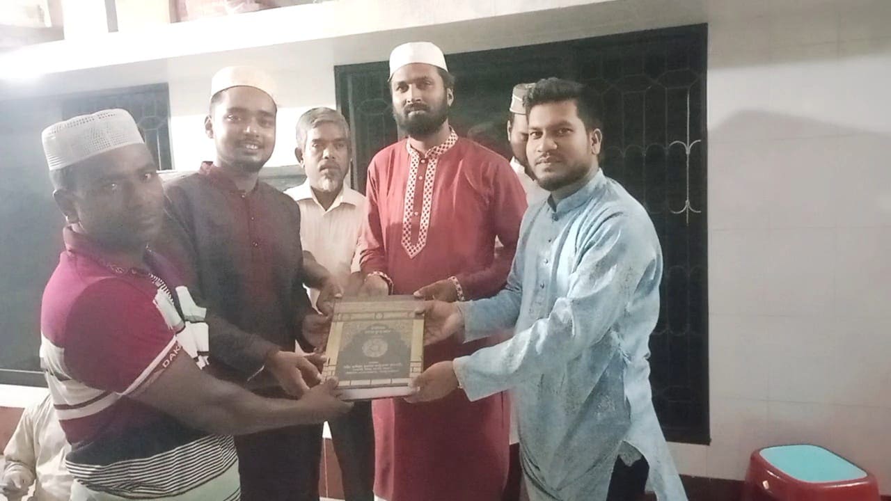 শান্তি নিবিড় পাঠাগার এর উদ্যোগে বিনামূল কোরআন উপহার প্রদান করা
