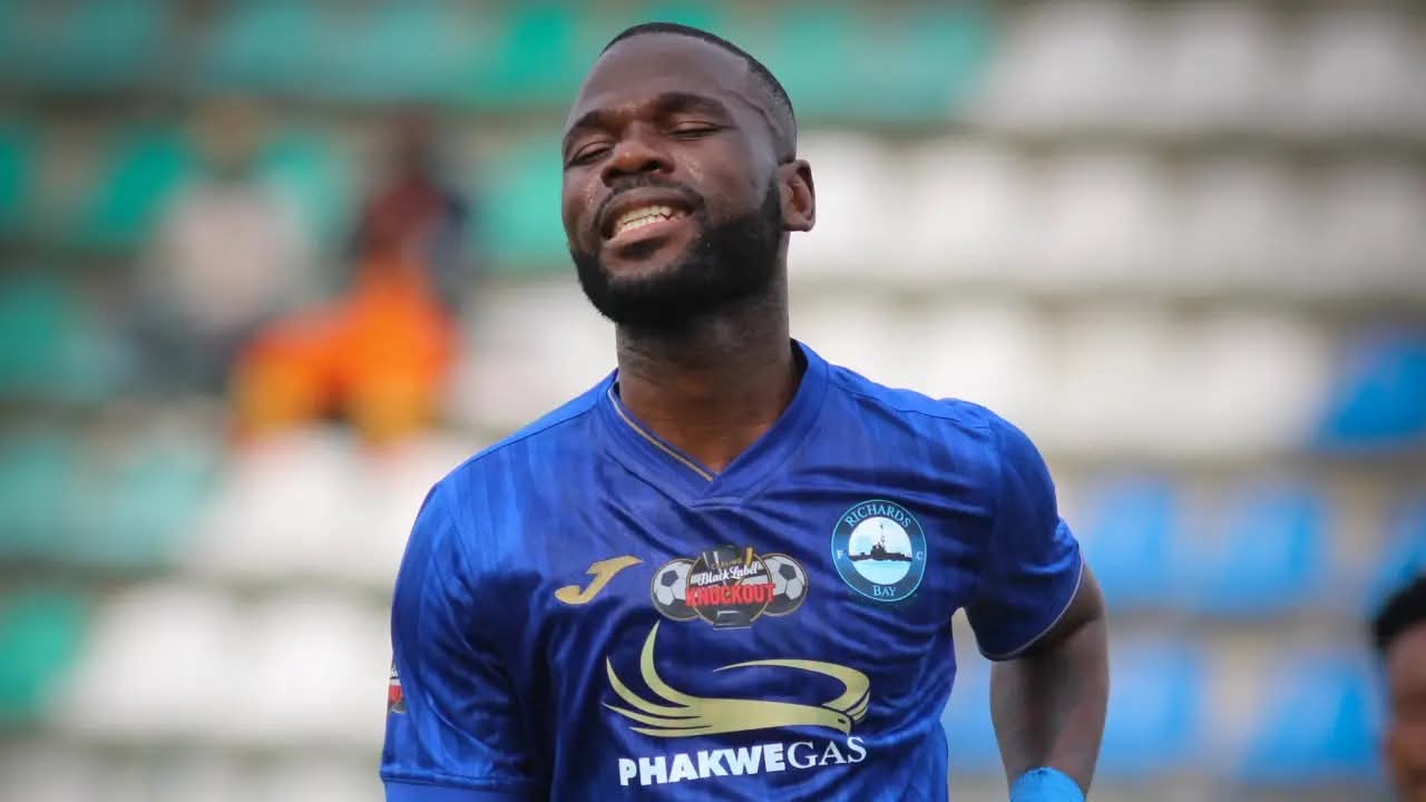 Knox Mutizwa in action for Richards Bay FC