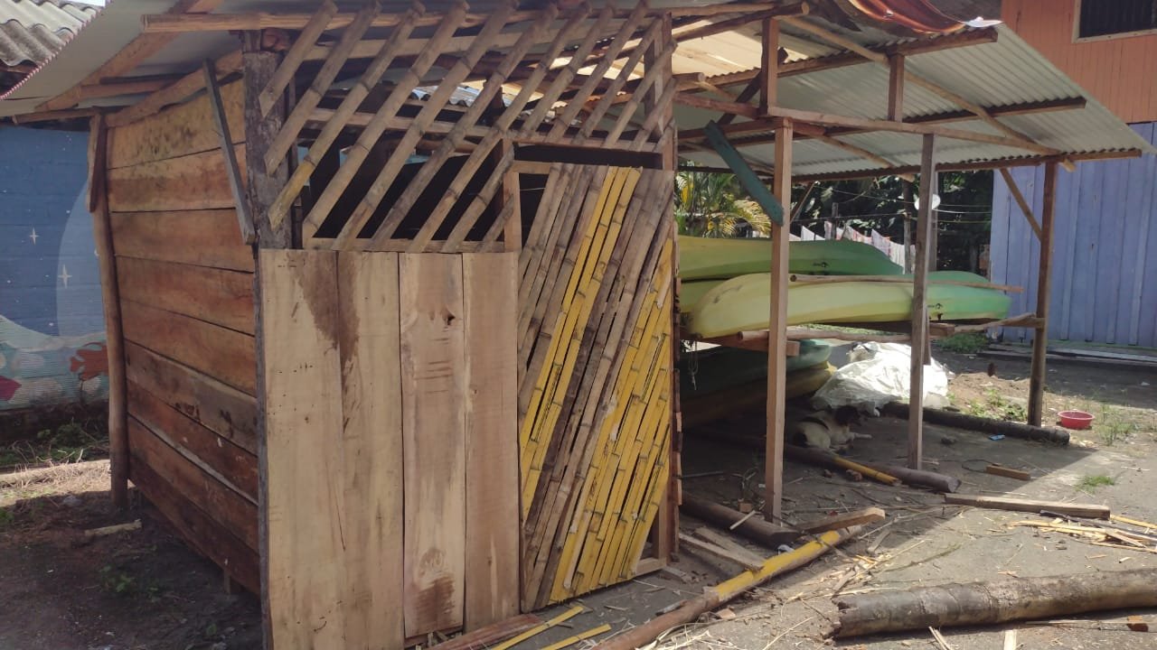 Lugar de almacenamiento de kayaks reconstruido