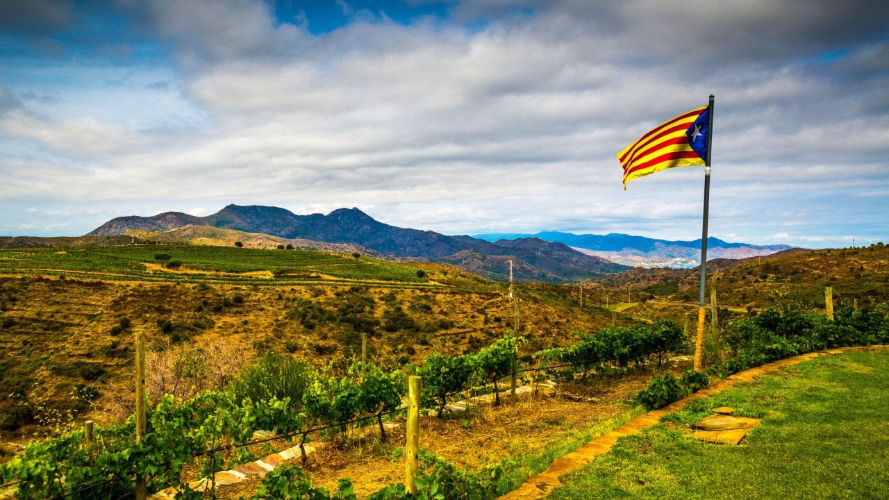 Paysage catalan et drapeau de la Catalogne