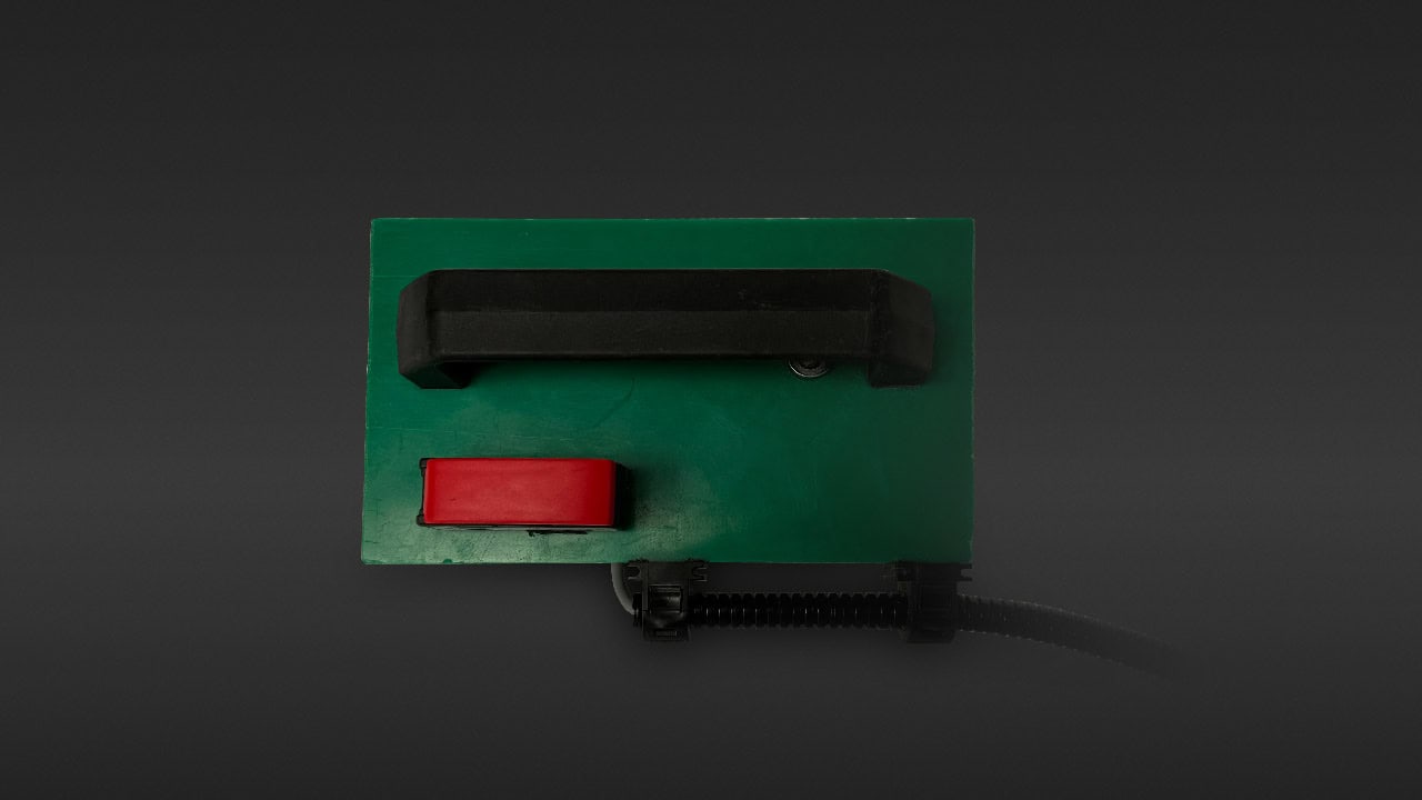 Tasto rosso azionamento tensione