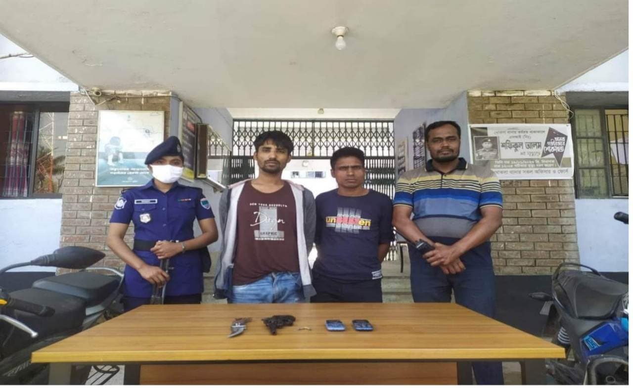 খোকসায় অস্ত্রসহ দুই মোটরসাইকেল ছিনতাইকারী আটক