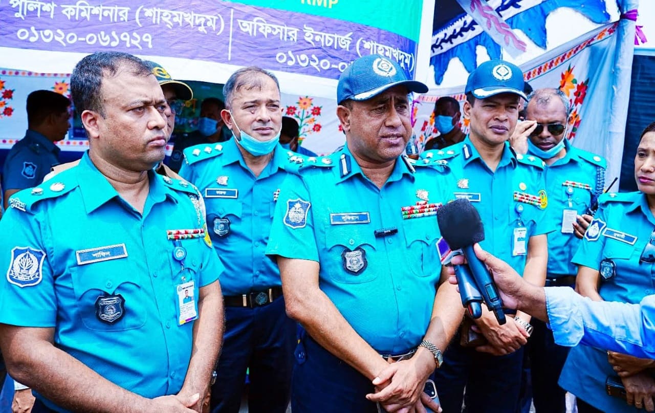 পশুর হাট পরিদর্শন করলেন আরএমপি পুলিশ কমিশনার মোহাম্মদ আবু সুফিয়ান 
