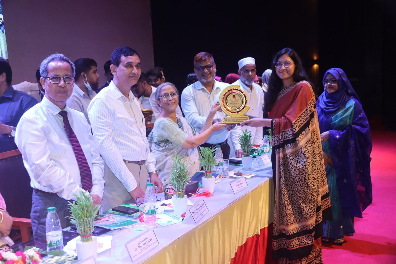 শেরেবাংলা কৃষি বিশ্ববিদ্যালয়ে “ডিন’স অ্যাওয়ার্ড ও ওরিয়েন্টেশন-২০২৪” অনুষ্ঠিত