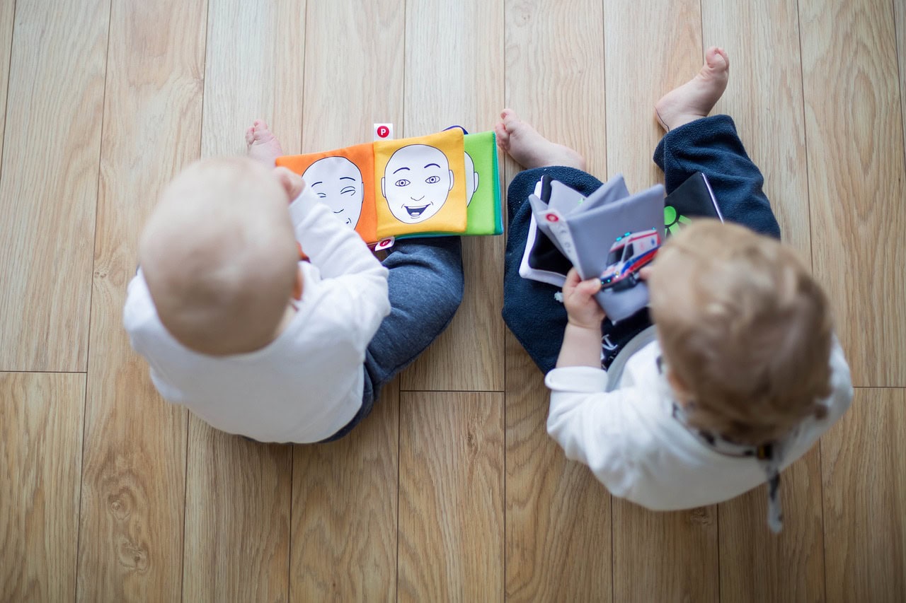 Kleinkinder beim Bilderbuch schauen
