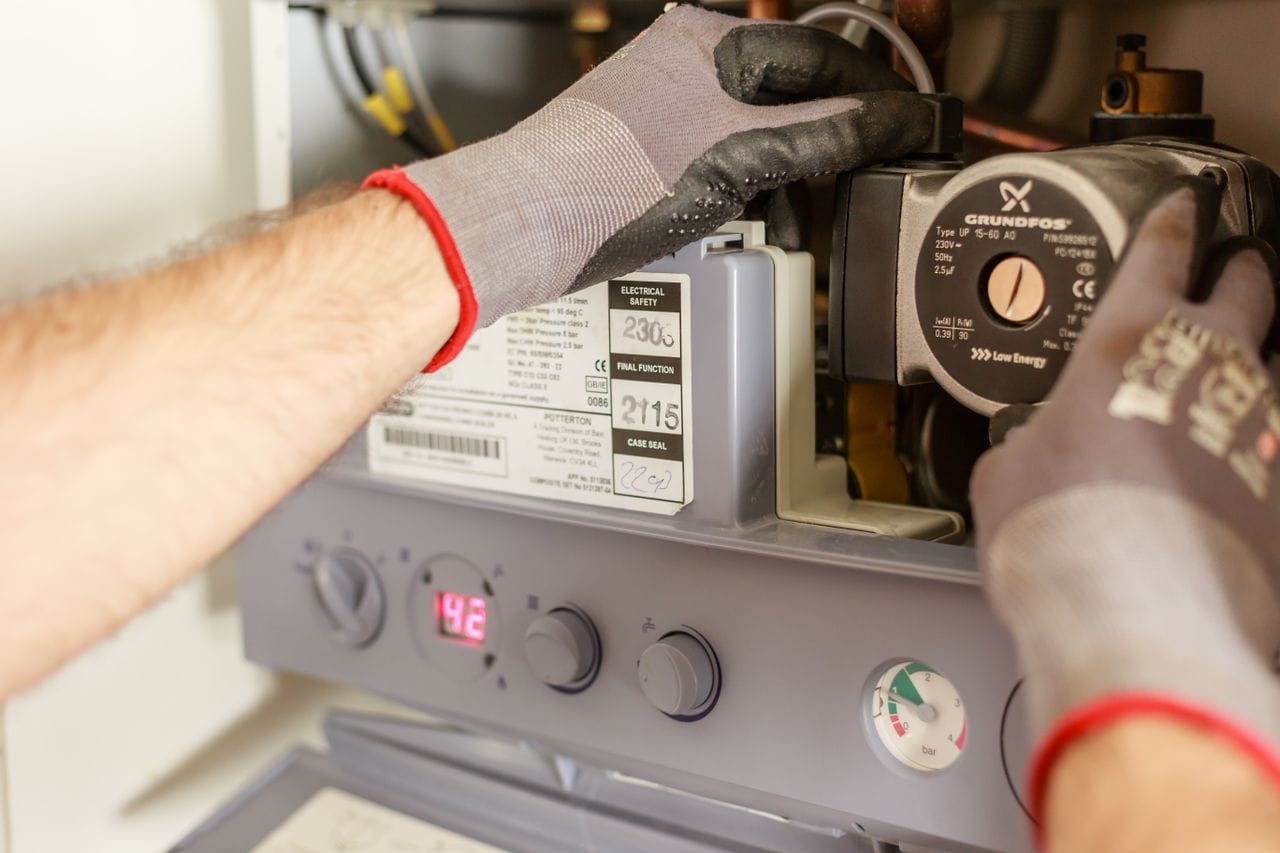 Ingénieur thermicien réalisant un contrôle technique des équipements de chauffage d'une copropriété