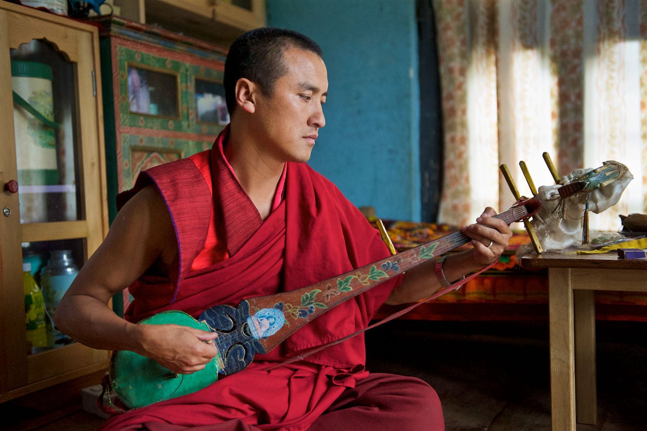 Reisefotografie - Musizierender Mönch in Bhutan