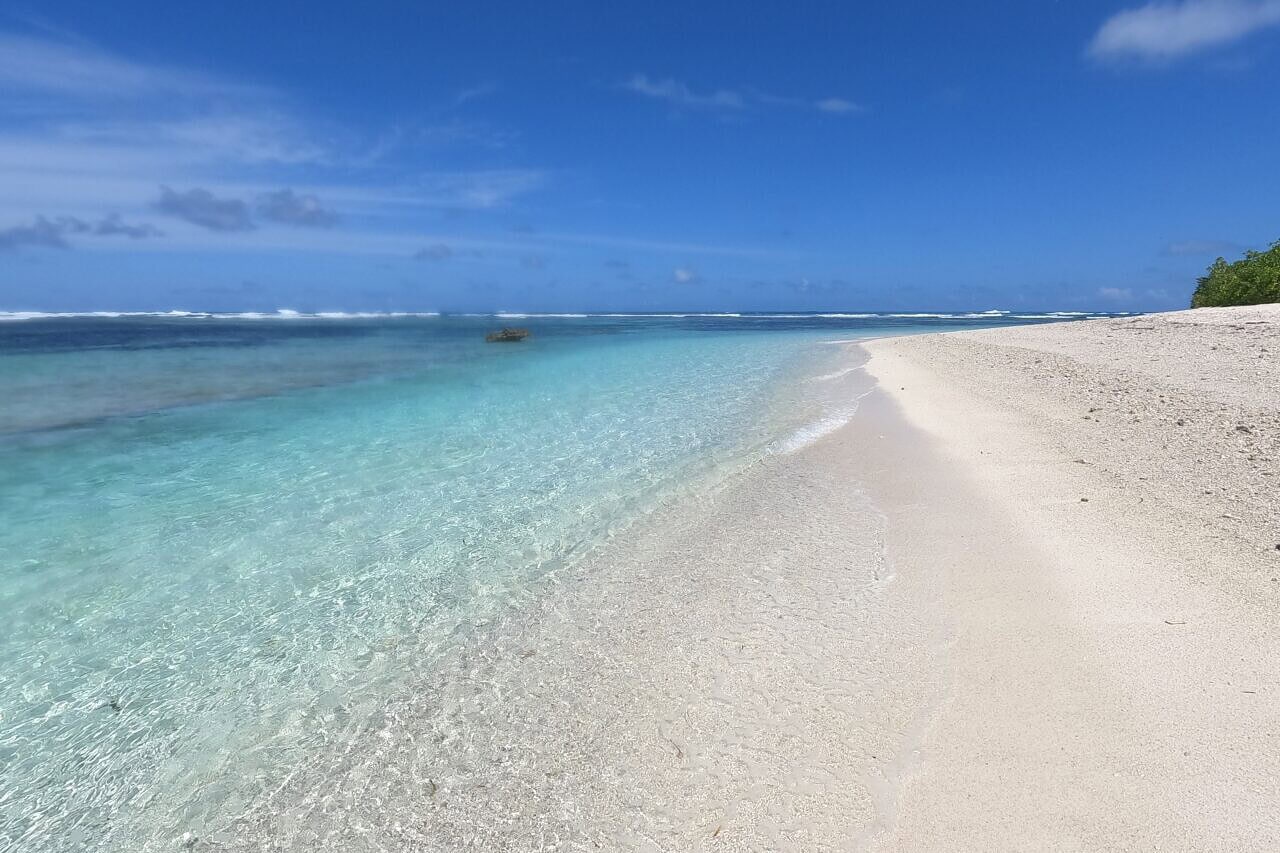 paradise_beach_seychelles tropical deserted beach with turquoise water
