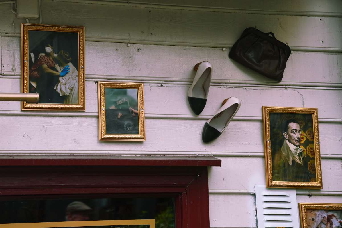 artsy_cafe_bergen Paintings and objects attached to an outside wall