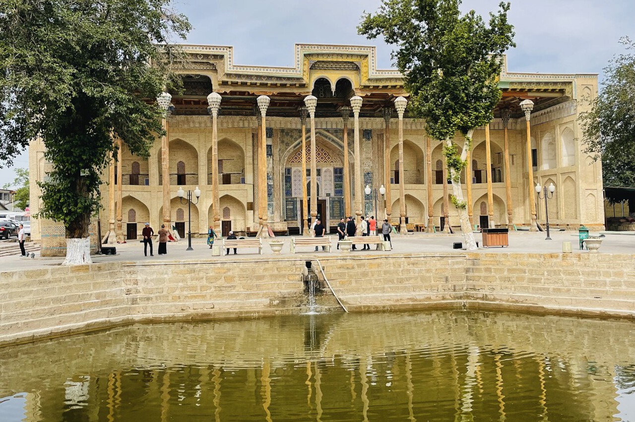bolo_hauz_mosque_bukhara_uzbekistan View of water pool with the bolo hauz in the background, one of the most unique mosques in Bukhara, Uzbekistan