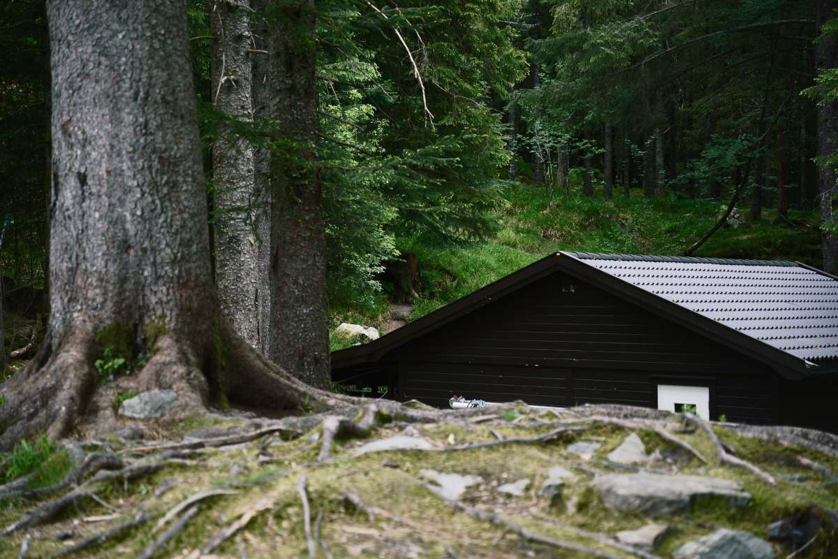 mountain_cabin_mount_floyen View of mountain cabin in the woods