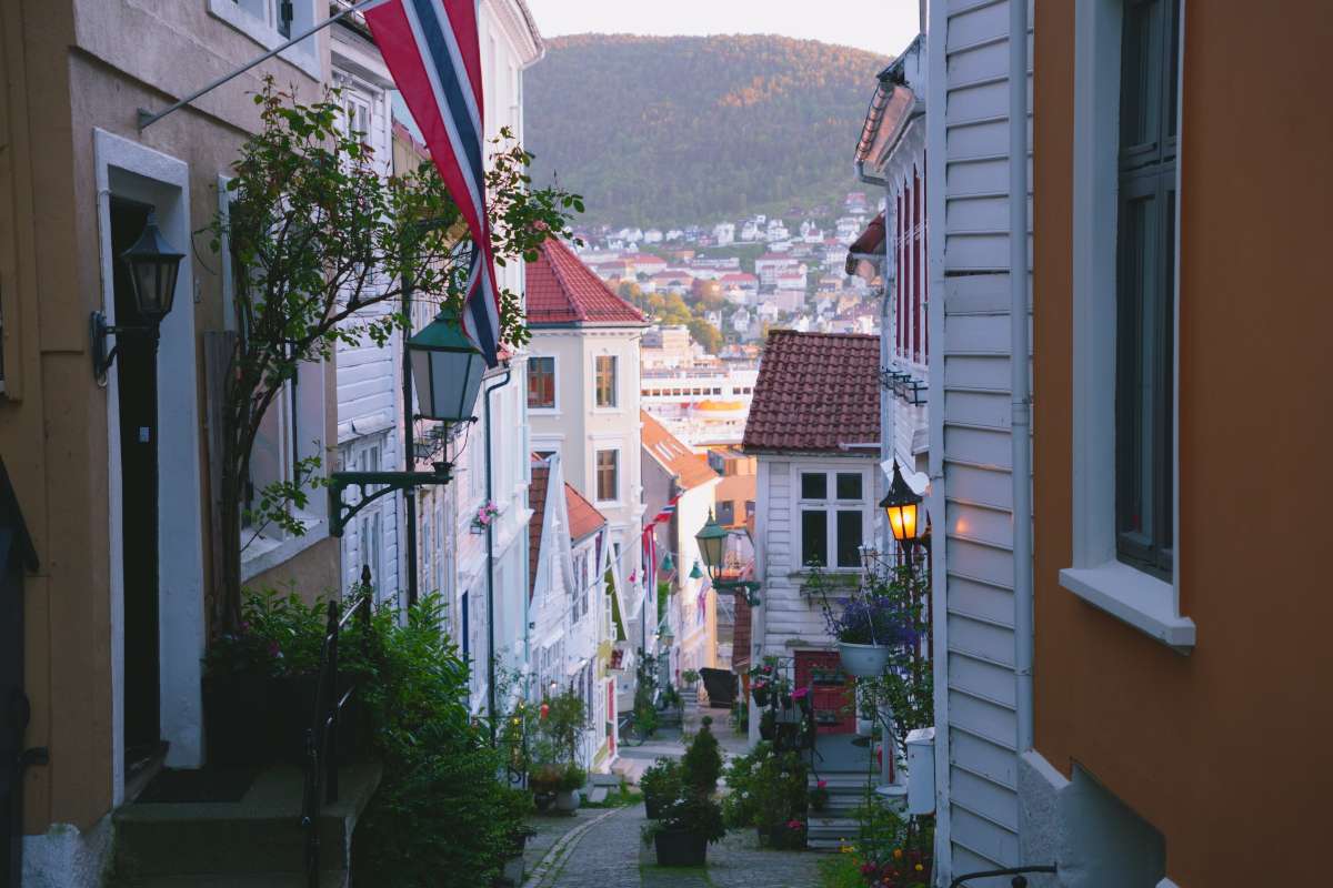 nordnes_peninsula_picturesque_alley