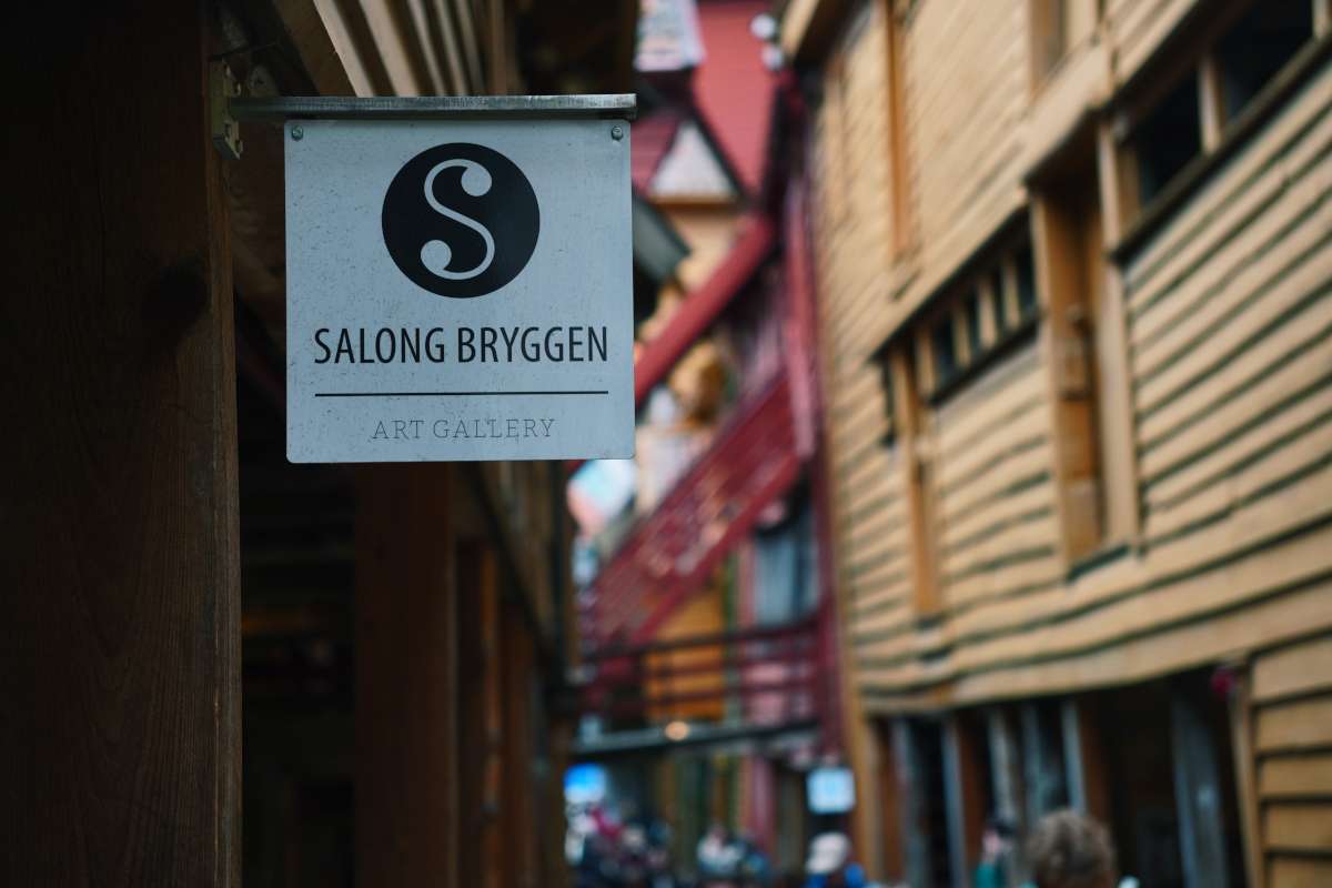 salon_bryggen_art_gallery Entrance sign to salong bryggen art gallery