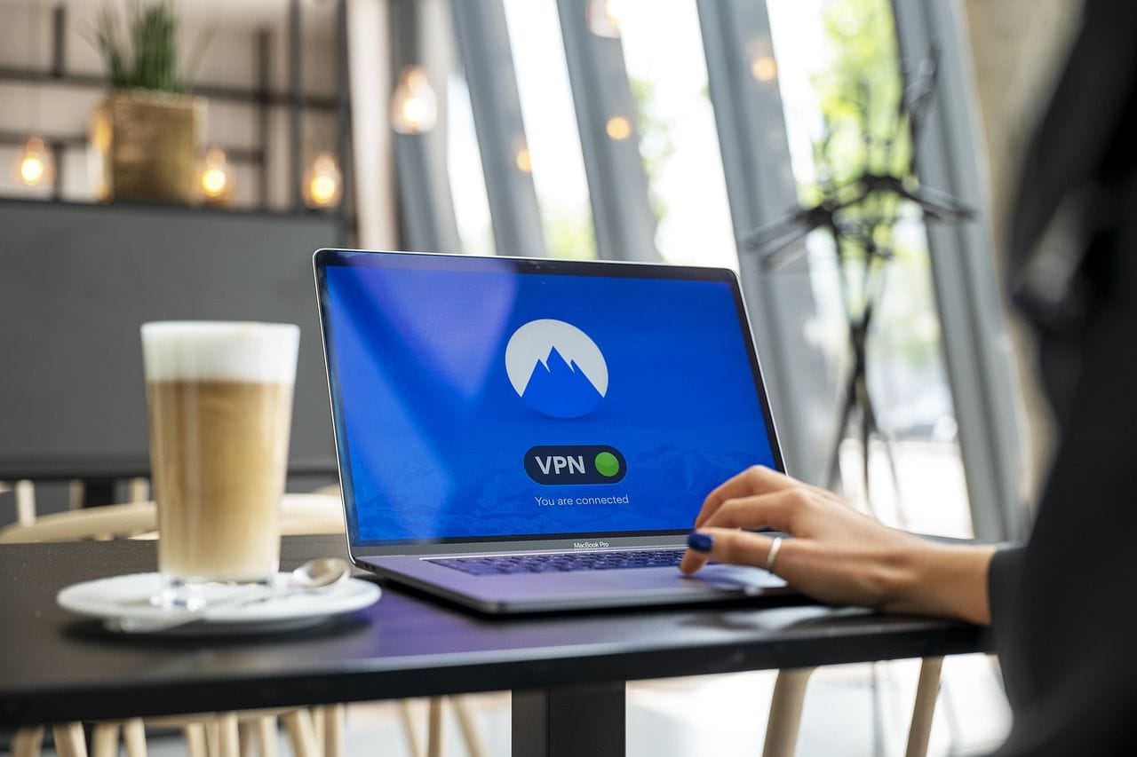 Besonders wichtig beim Surfen über Hotspots: ein VPN (Foto via pixabay)