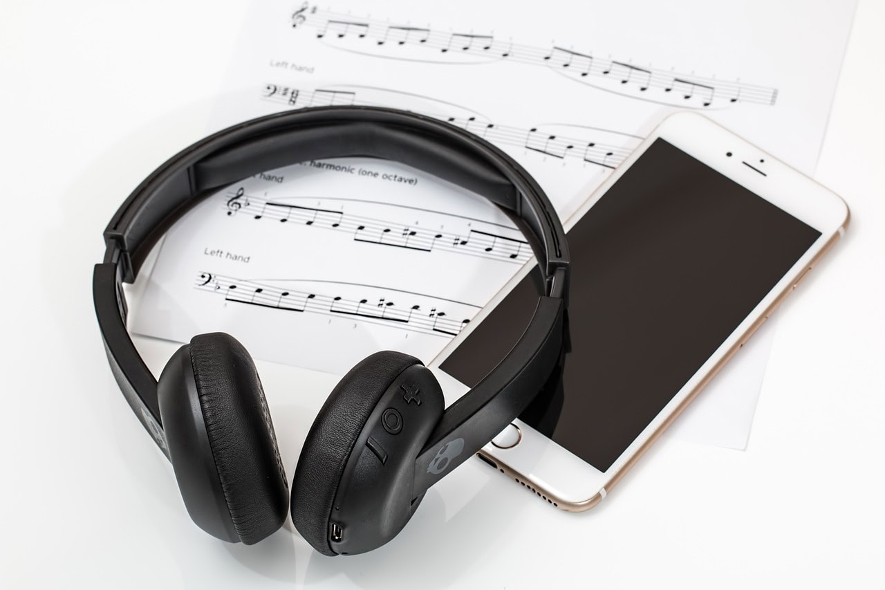 Bluetooth-Kopfhörer haben heute viele (Bildnachweise siehe unten)
