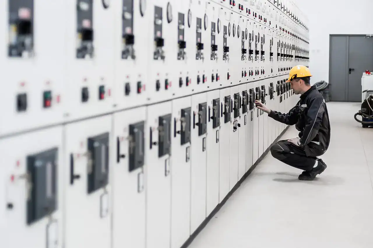 Desarrollar un plan eficaz de mantenimiento eléctrico industrial no solo implica intervenir en los sistemas, sino diseñar una estrategia completa que abarque desde la planificación hasta la mejora continua.