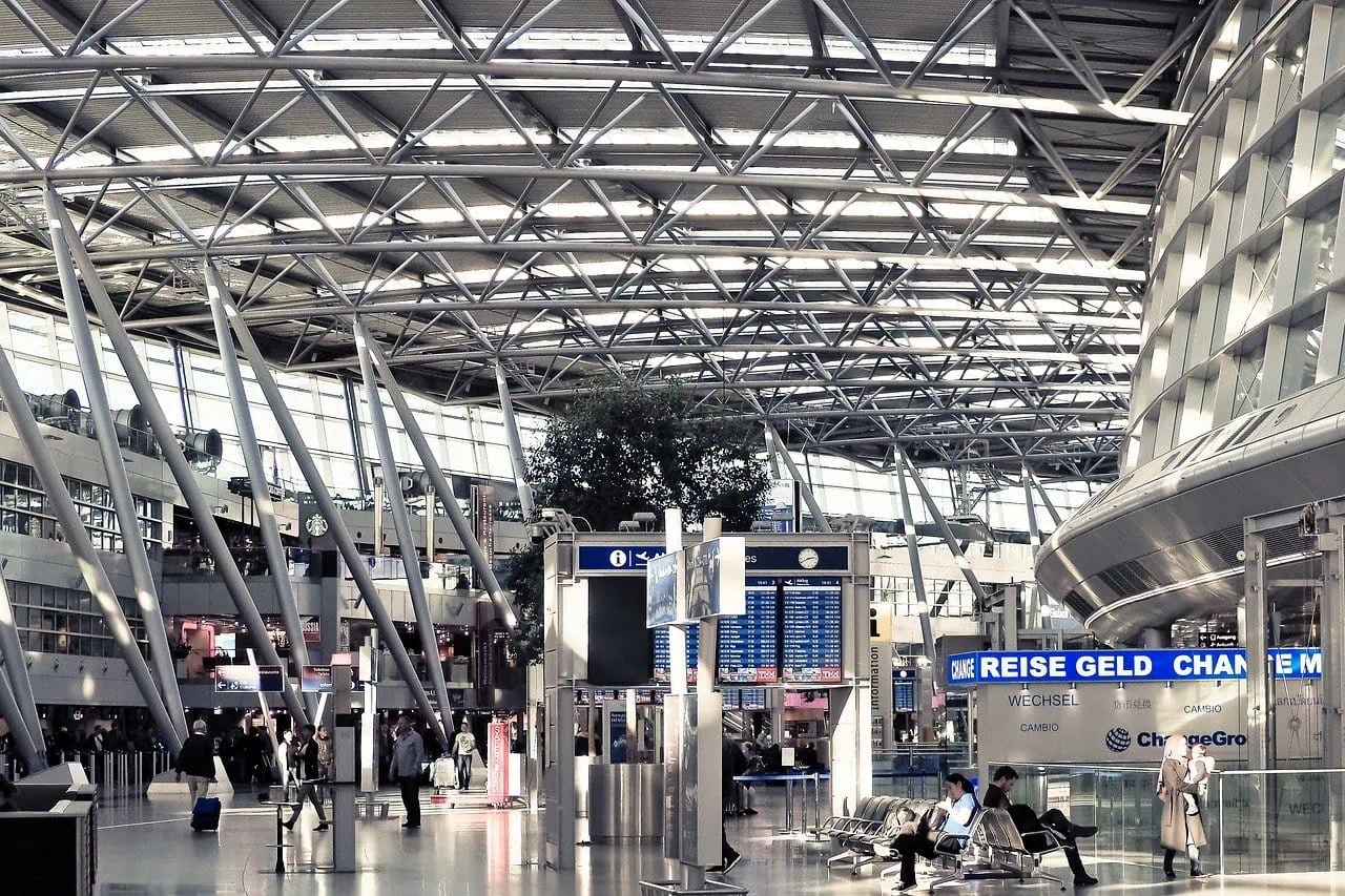 Wann soll ich beim Flughafen sein