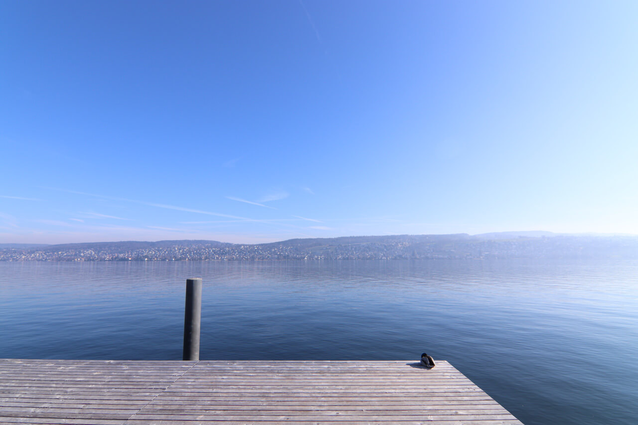 チューリッヒの湖と青空