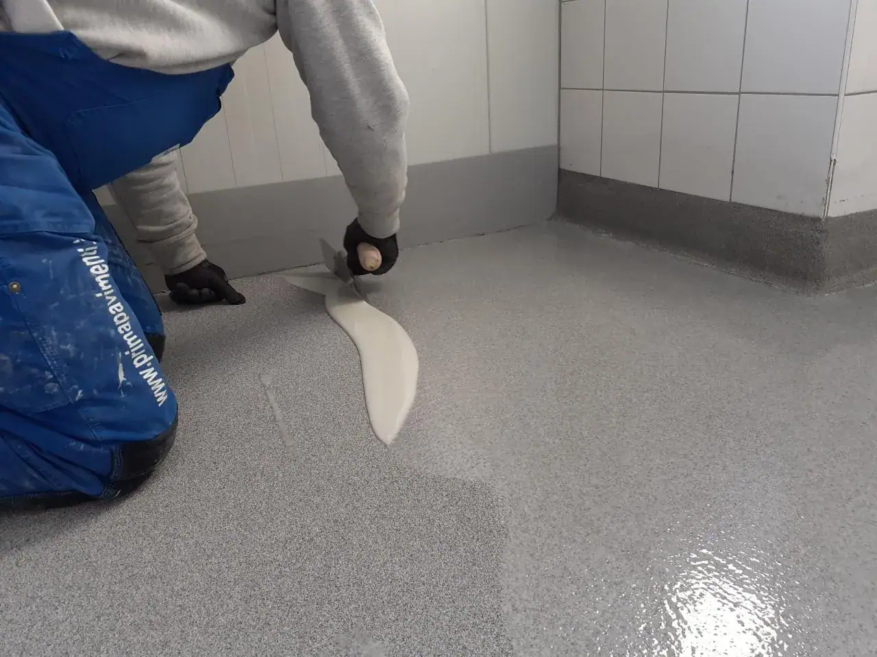 Ikea Carugate Prima Pavimenti in resina con quarzi ceramizzati cucine professionali_ work in progress applicazione 