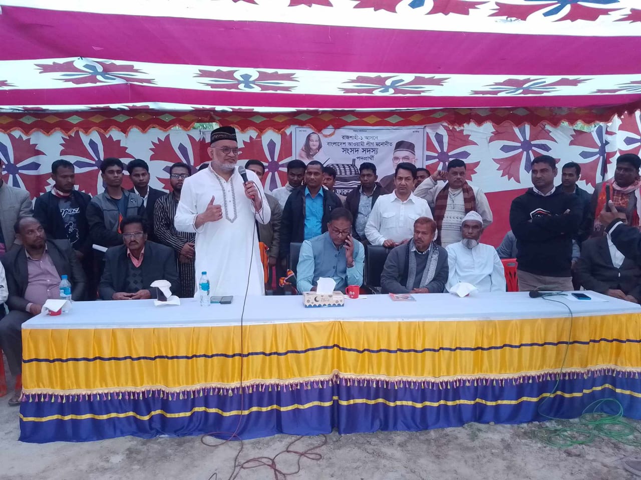 তানোরে নৌকা মার্কার প্রার্থী ওমর ফারুক চৌধুরীর পথসভা অনুষ্ঠিত