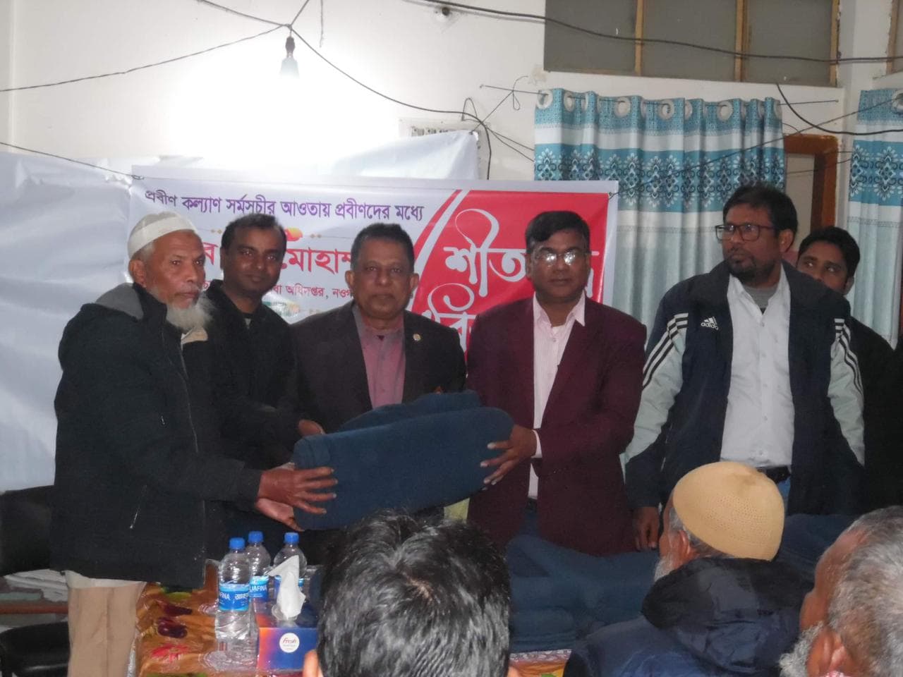 নওগাঁয় শীতার্ত মানুষের মাঝে কম্বল বিতরণ