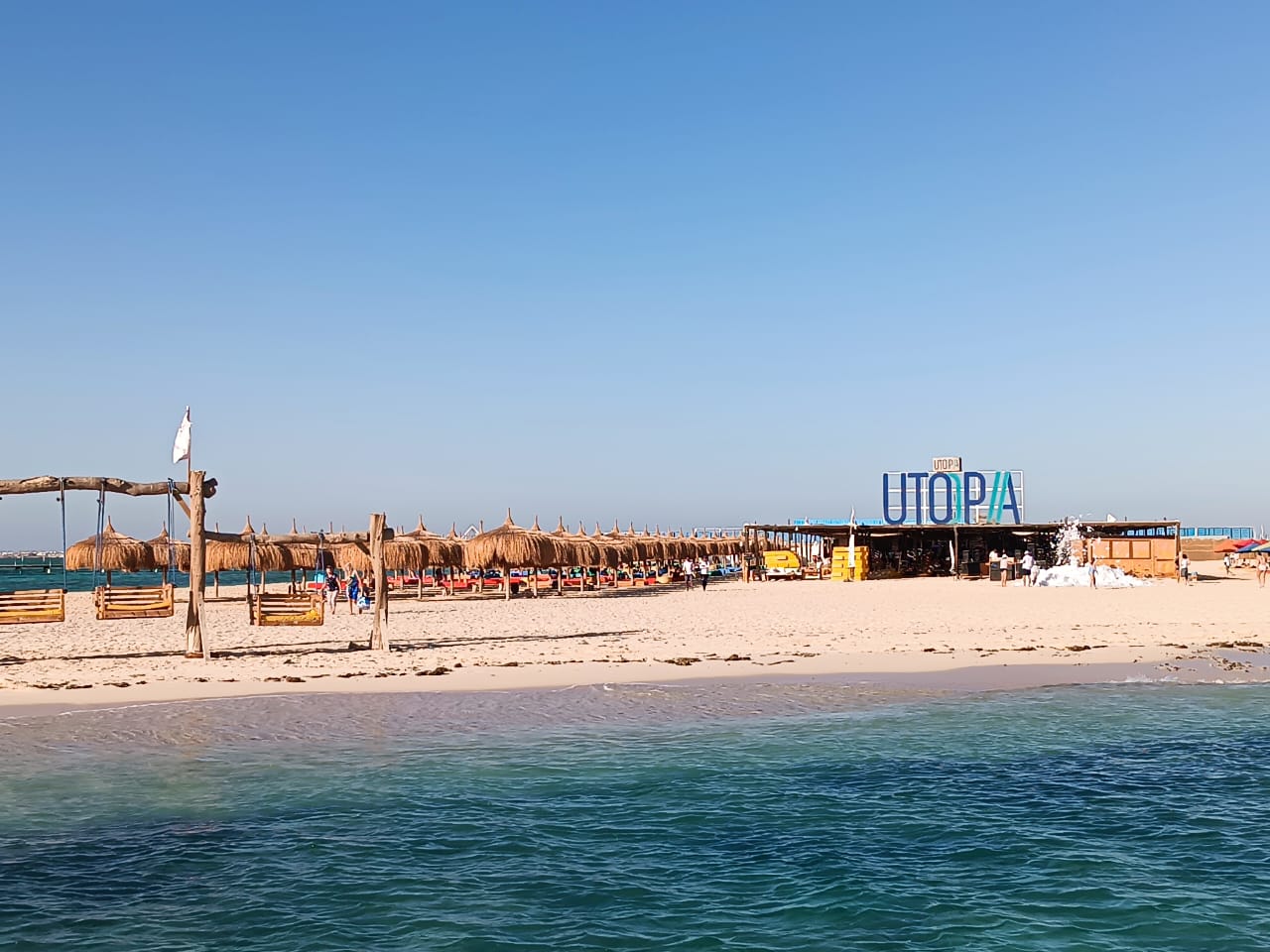 Utopia Insel Ägypten mit türkisblauem Wasser, weißen Sandstränden und Korallenriffen im Roten Meer – perfekter Schnorchel- und Badeausflug
