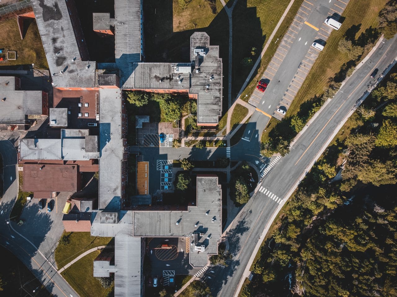 Vue aérienne des toitures d'immeubles en copropriété en région PACA illustrant les pertes thermiques