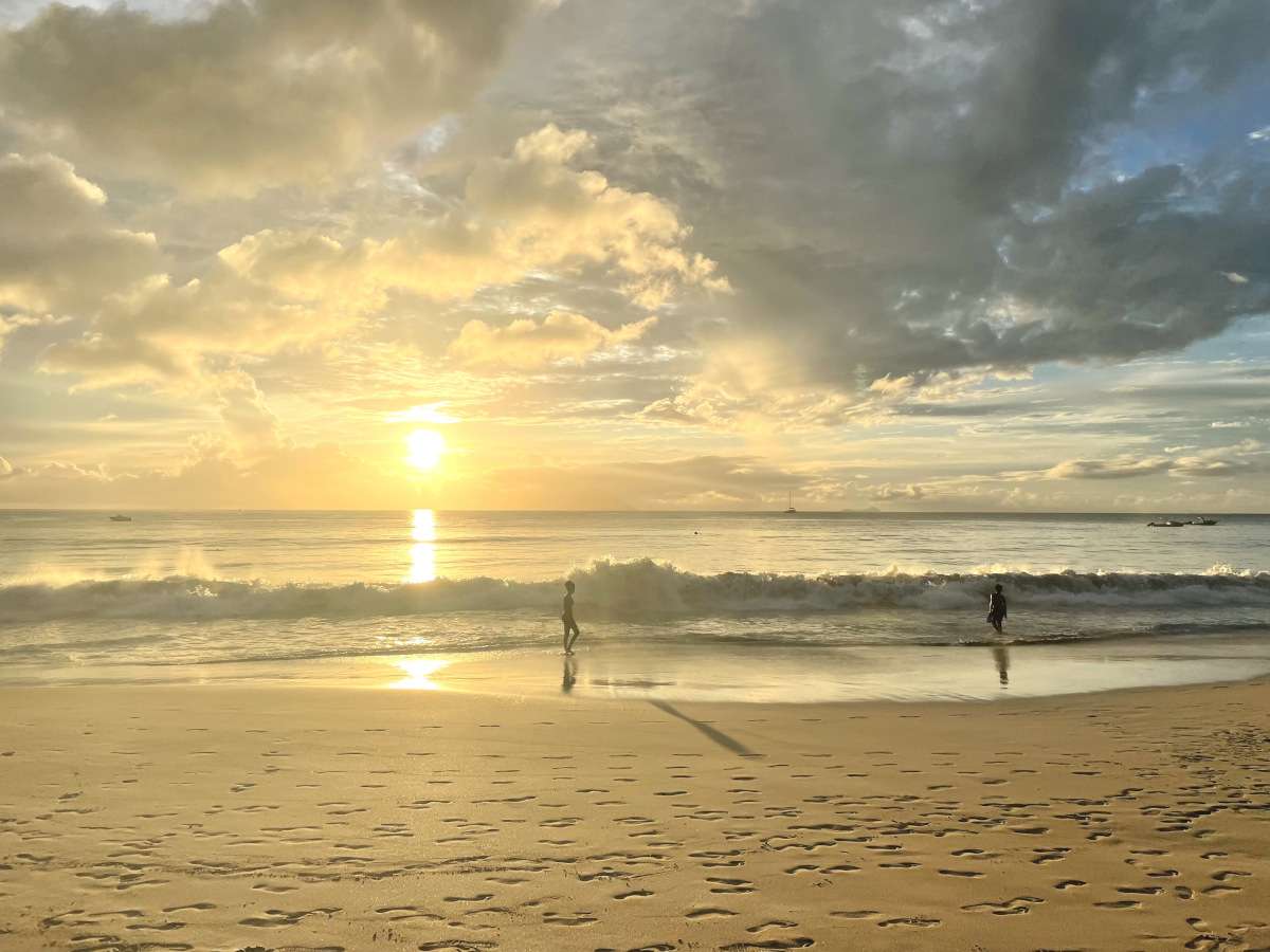 sunset_beau_vallon_beach_seychelles