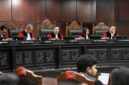 Mahkamah Konstitusi (MK) menegaskan bahwa alokasi anggaran pendidikan sekurang-kurangnya 20 persen dari APBN harus diprioritaskan untuk membiayai komponen utama pendidikan. 