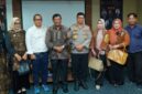 Kabid Humas Polda Jabar, Kombes Pol. Hendra Rochmawan, saat menjadi narasumber dalam Diskusi Senja bertema 