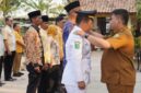 Bupati Subang Reynaldy Putra Andita Budi Raemi memberikan ucapan selamat kepada Jaja, S.STP., M.Si usai resmi dilantik sebagai Camat Dawuan, Senin (3/8/2026). Sebelumnya, Jaja menjabat sebagai Sekretaris Kecamatan Subang.