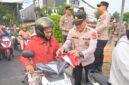 Alumni Sekolah Inspektur Polisi (SIP) Angkatan ke-55 Tahun 2026 Polda Jawa Barat menggelar aksi sosial di kawasan Perempatan Samsat Kiaracondong, Kota Bandung. Selasa (11/8/2026).