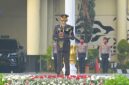 Menulis
Polda Jawa Barat menggelar upacara HUT ke-81 Kemerdekaan RI di Mapolda Jabar, Bandung, Senin (17/8/2026). Upacara dipimpin langsung Irwasda Polda Jabar Kombes Pol Benny Subandi dan berlangsung khidmat.