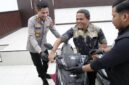 Kapolres Indramayu saat menyerahkan sepeda motor kepada Rundija pemilik motor yang hilang dicuri. 