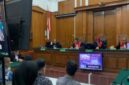 Ketua Majelis Hakim PN Tipikor Surabaya, Ratna Dianing Wulansari, dalam pertimbangannya menyatakan para terdakwa tidak terbukti menikmati keuntungan secara pribadi dari proyek yang dipersoalkan.