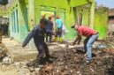 Bacalon Kades) Tanjungsiang, Suherman, menyampaikan keprihatinannya terhadap musibah kebakaran yang menimpa warga di Kampung Cikadu, Desa Tanjungsiang. Poto. Deltanusantara.com