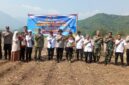 Kegiatan tersebut melibatkan Camat Cisalak, Danramil 0505/Tjs-Cslk, UPT Pertanian, pemerintah desa, anggota TNI/Polri, kelompok tani, serta masyarakat Desa Darmaga. Seluruh unsur bersama-sama melakukan penanaman jagung secara gotong royong.
