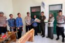 Kapolsek Cisalak bersama Camat Cisalak menyerahkan tumpeng dan kue sebagai bentuk ucapan selamat sekaligus mempererat hubungan antara TNI, Polri dan unsur pemerintahan di wilayah Kecamatan Cisalak.