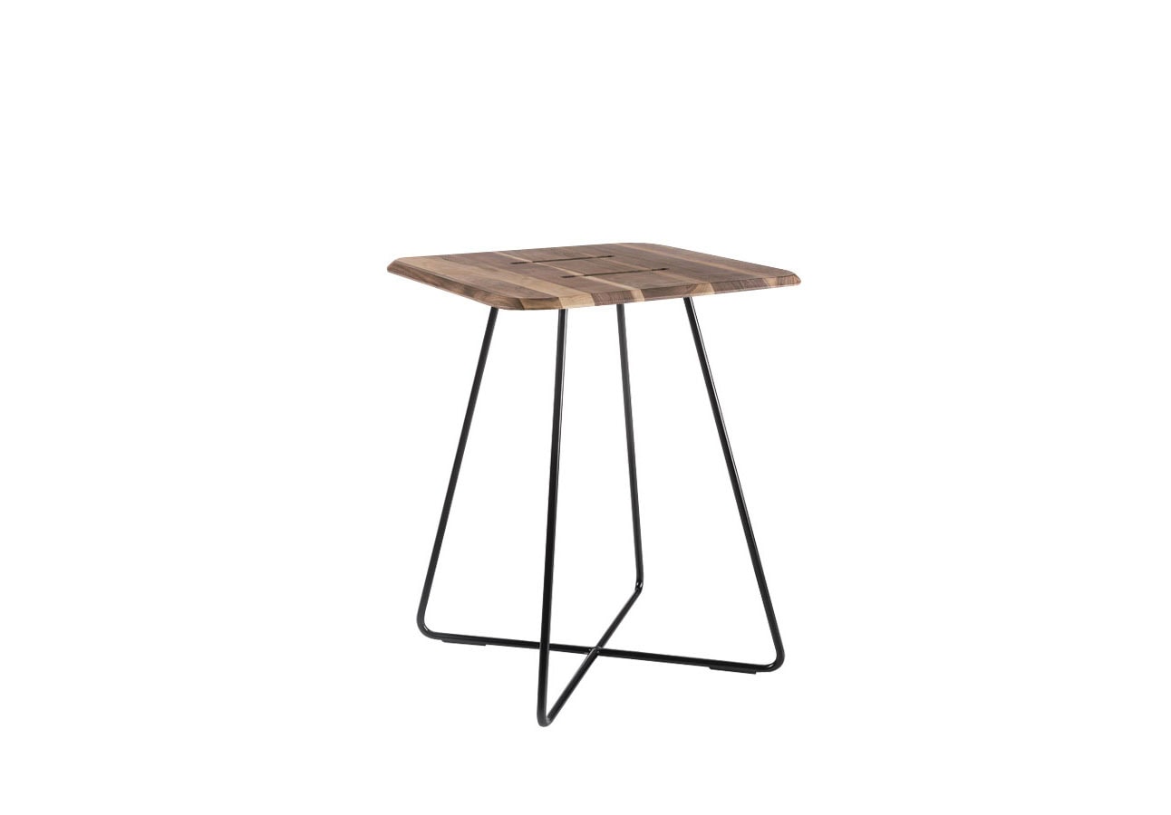 Tavolo pranzo Con un piano di 850x850 cm o su misura,impiallacciato in noce canaletto o in laminato, disponibile in diverse finiture