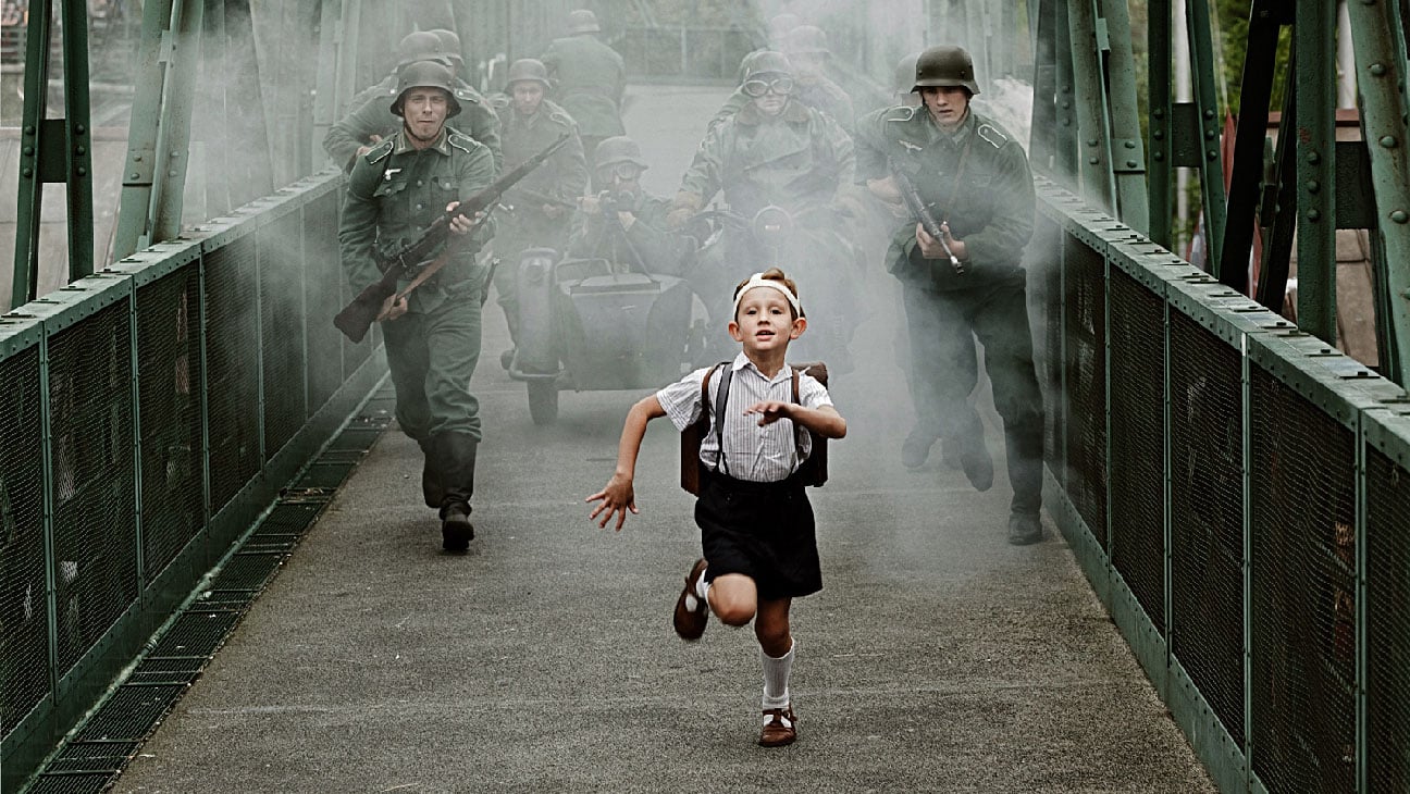 peli o manta. lejos de praga. niño huyendo de soldados